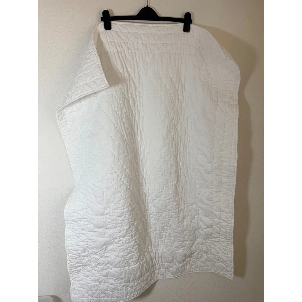 Pottery Barn Kids Baby Quilt 34 x 45 inches white Blue Braided Border Cotton